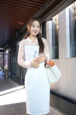 欧美白色羽绒服街拍_BD国语免费观看超清
